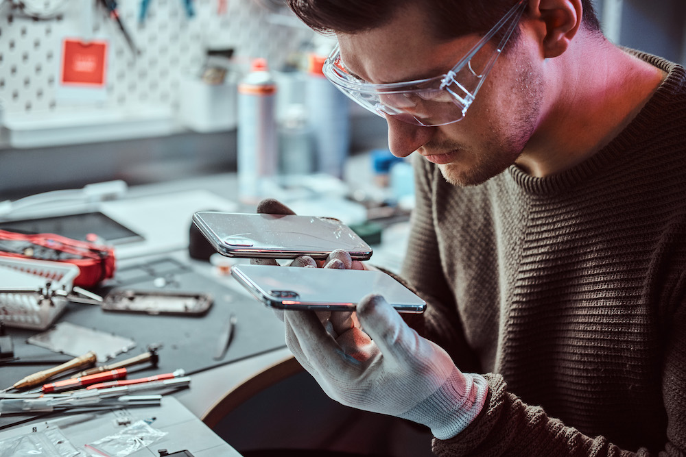 electronic-technician-holds-two-identical-smartphones-comparison-one-hand-broken-another-new (kopie 2)